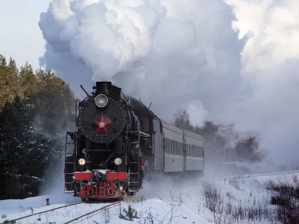 冬のロシアでヴィンテージブラック蒸気機関車 — ストック写真