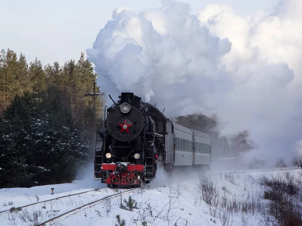 冬のロシアでヴィンテージブラック蒸気機関車 ロイヤリティフリーのストック画像