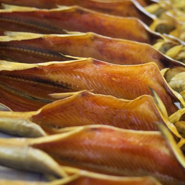 Salamura alabalık balık pazarında kurutulmuş