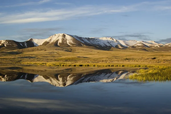 Reflexão de montanhas no lago, Quirguistão — Fotografia de Stock