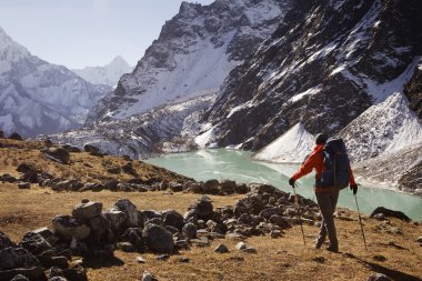 Trekker görünümü, dağ manzaraya bakarak sahiptir. Ona