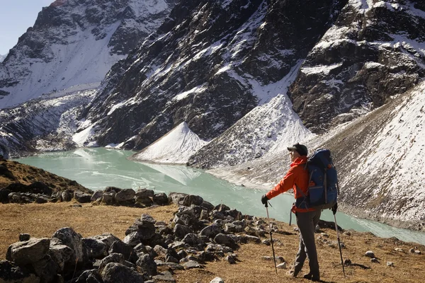 Trekker disfruta de la vista, mirando el paisaje de montaña. Hima. — Foto de Stock
