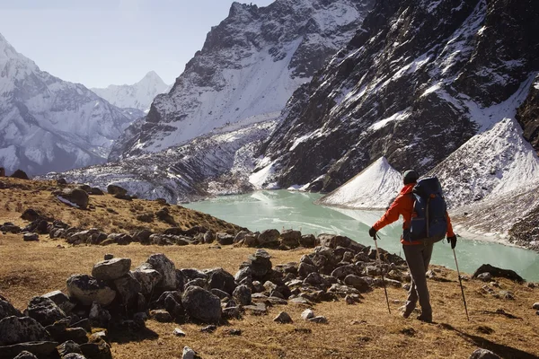Der Wanderer genießt die Aussicht und blickt auf die Berglandschaft. Das ist nicht der Fall. — Stockfoto