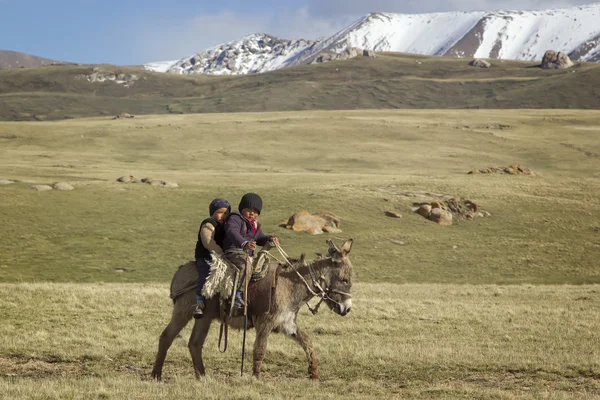 SON KUL LAKE, KYRGYZSTAN - 10 JUIN. Deux enfants chevauchant un donke — Photo