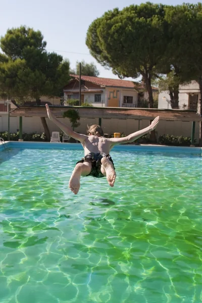 Homem pulando na piscina . — Fotografia de Stock