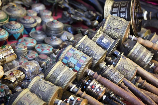 Nepalesische Gebetsmühlen auf dem Souvenirmarkt in Kathmandu, Nepal — Stockfoto