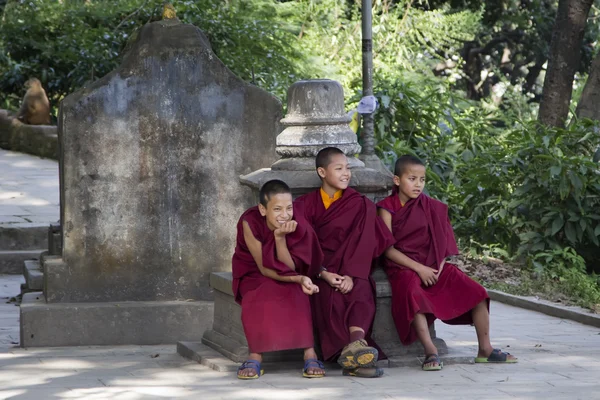 Kathmandu, Nepal - listopad 04: Stupa Swayambhunath.Young mnichów — Zdjęcie stockowe