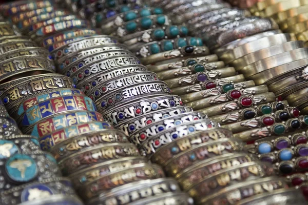 Verschiedene armbänder auf einem markt in kathmandu — Stockfoto