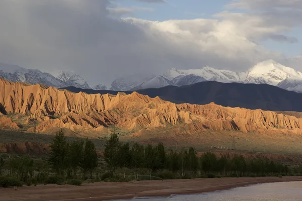 Lago Issyk-Kul por la noche. Kirguistán, Asia Central — Foto de Stock