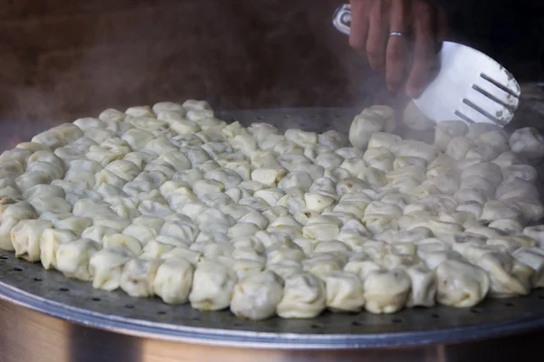 ストリート キッチンで伝統的なネパール momos を蒸し料理 ストック写真