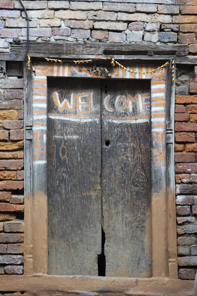 刻有 "欢迎光临" 字样的旧木门" — 图库照片