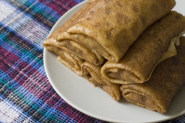 Bir plaka üzerinde doldurulmuş krep yığını 