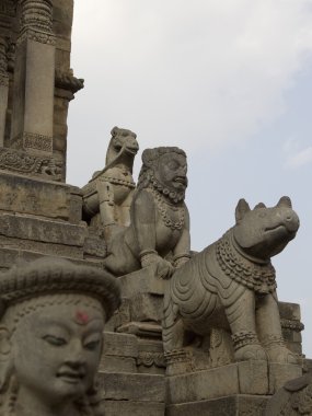 Antik bir tapınak Bhaktapur, Nepal basamaklarda heykeller