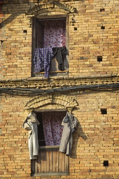 在窗口中，加德满都，尼泊尔干燥的衣服 — 图库照片