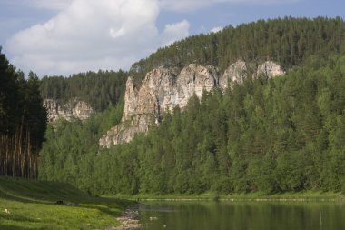 Kayalık sahil Nehri'nin Urallar region, Rusya Federasyonu