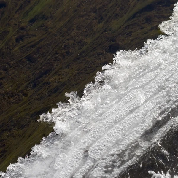 El borde de hielo se derrite en primavera —  Fotos de Stock