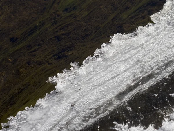 El borde de hielo se derrite en primavera —  Fotos de Stock