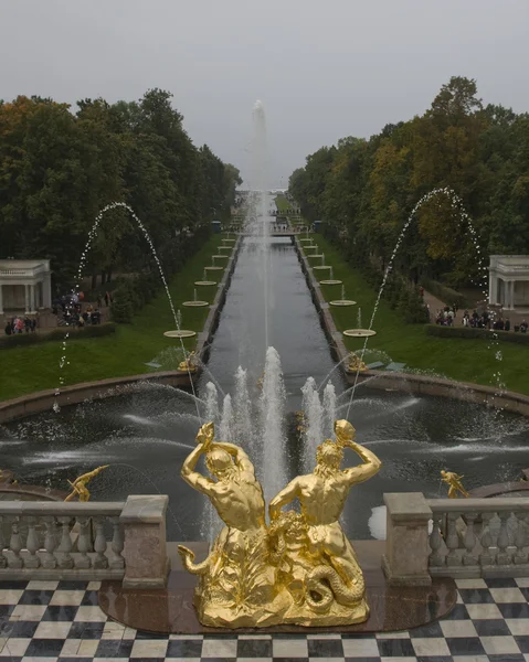 Gran Cascada y canal marítimo en Peterhof, San Petersburgo, Rusia —  Fotos de Stock