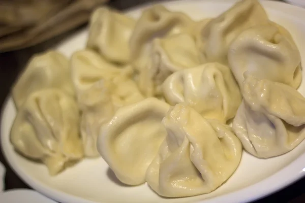 Khinkali - Georgian national dish (minced meat wrapped in dough) — Stock Photo, Image