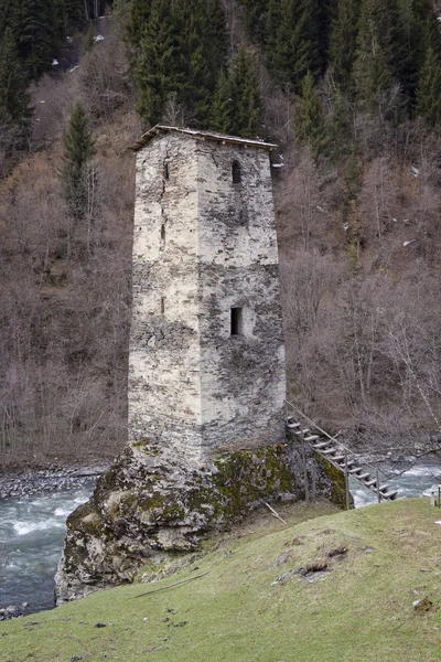 Svan Antica torre sulla riva del fiume, Svaneti, Georgia — Foto Stock