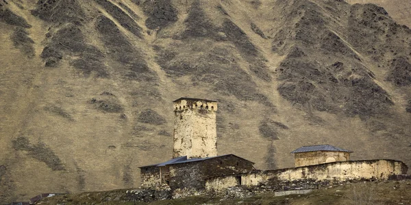 Oude klooster in Ushguli, regio Svaneti, Georgië — Stockfoto