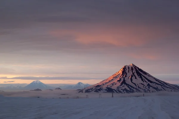 Vulcão Vilyuchinsky durante o pôr do sol. Kamchatka, Rússia — Fotografia de Stock