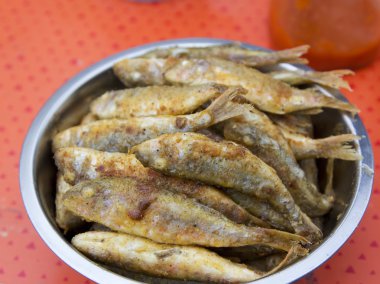 Balık surmullet pişirme sürecinde