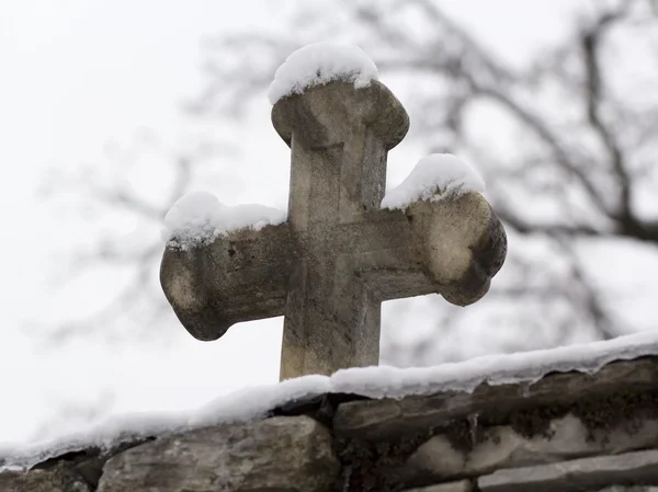 Tombstone cross covered with snow — Stock Photo, Image