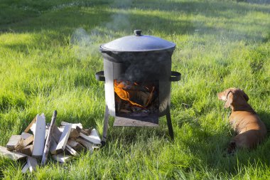 Kazanda açık havada yaz aylarında yemek