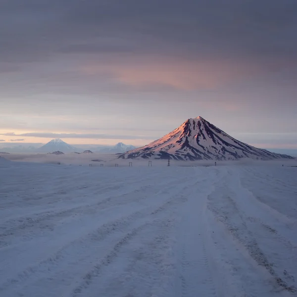 Volcán Vilyuchinsky al atardecer. Kamchatka, Rusia —  Fotos de Stock