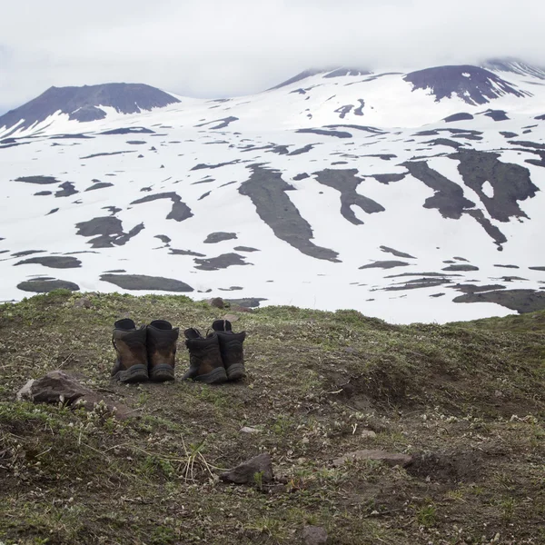 Zapatos de trekking sobre un fondo de montañas —  Fotos de Stock