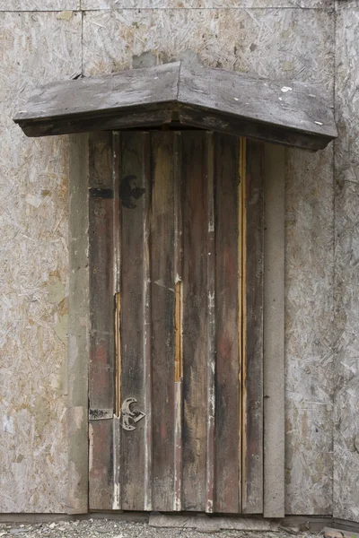墙上的旧门. — 图库照片