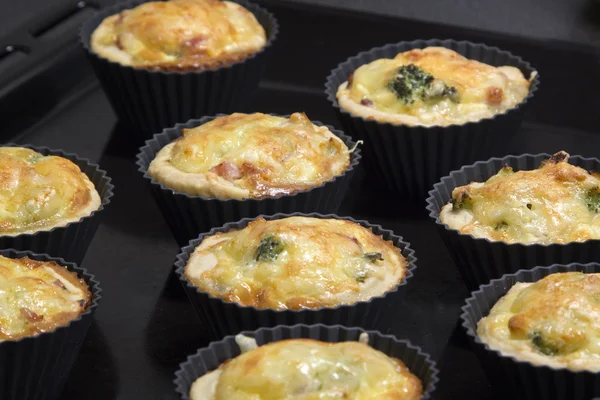 Mini quiche Lorraine - tradycyjne francuskie ciasto z szynką, porów, b Obrazek Stockowy