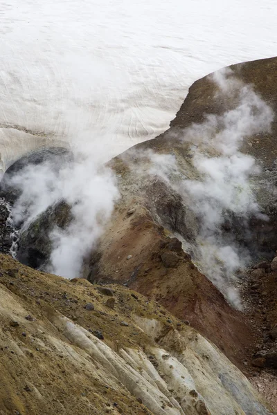 La emisión de gases volcánicos. La ladera del volcán Mutnovsky . — Foto de Stock