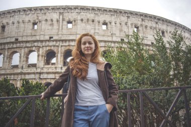 Kız Colosseum arka plan üzerinde