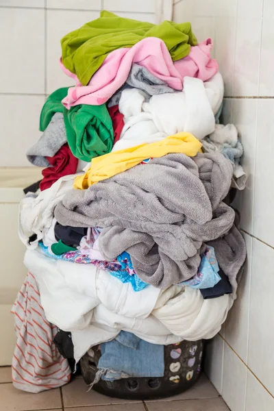 Praní prádla v koši — Stock fotografie