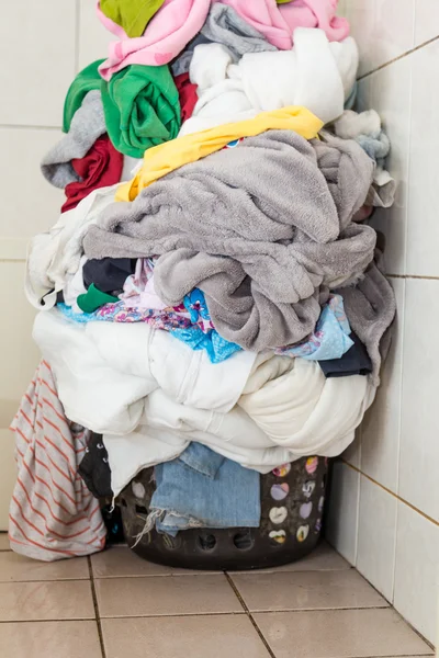 Πλύσιμο ρούχων στο καλάθι — Φωτογραφία Αρχείου