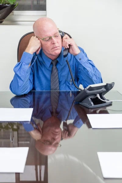 Affärsman på telefon på skrivbordet — Stockfoto