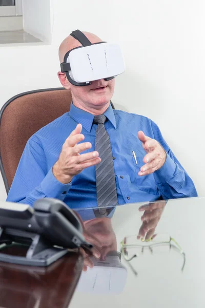 Бизнесмен в VR гарнитуре, поражен — стоковое фото