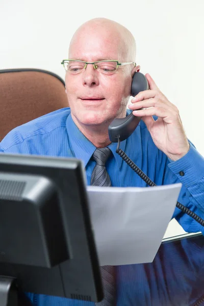 Executive comparing computer and written notes — Stock Photo, Image