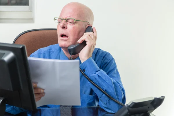 Executive comparing computer and written notes — Stock Photo, Image