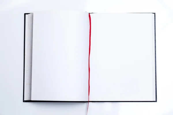 Puste otwartą książkę z czerwoną wstążką — Zdjęcie stockowe