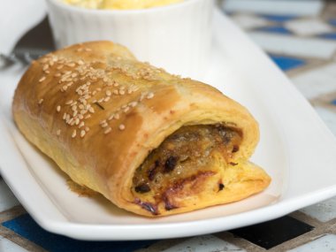  Sosis rulo beyaz tabak içinde