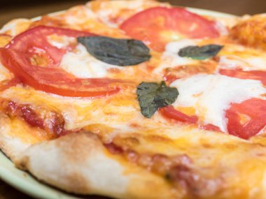 Domates ve peynirli pizza portre