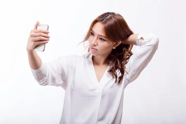 Азиатка со смартфоном делает селфи — стоковое фото