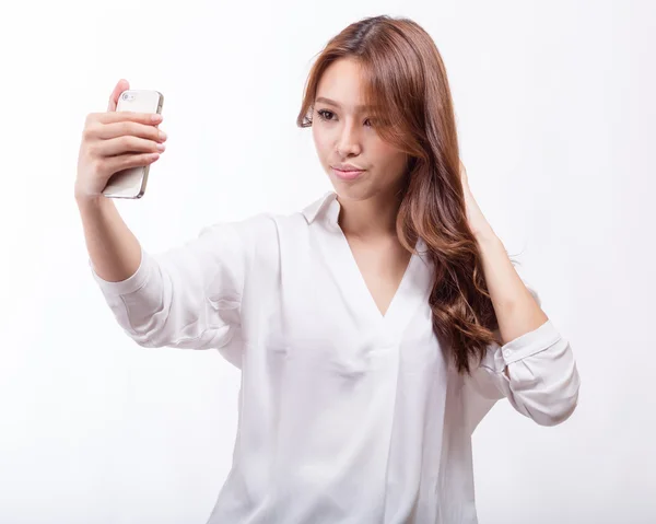 Mujer asiática con teléfono inteligente tomando una selfie — Foto de Stock