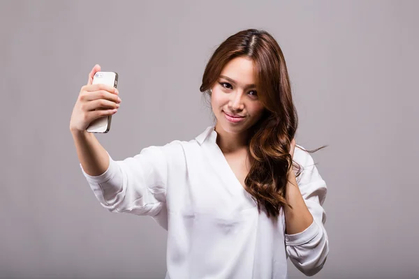 Asiatin mit Smartphone macht ein Selfie — Stockfoto