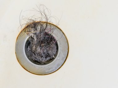 Saç ile dolu Iağım çukurunun