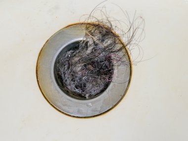 Saç ile dolu Iağım çukurunun