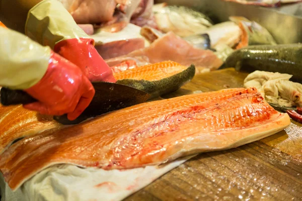 Ryby cięcia o handlarz ryb — Zdjęcie stockowe